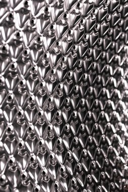 Parlak cilalı alüminyum arka planda delinmiş ve desenli f