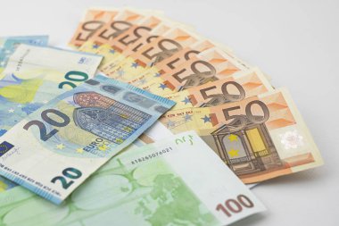 Masanın üzerinde 50, 20 ve 100 Euro 'luk banknotlar var.