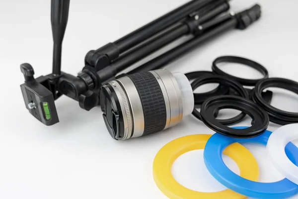 Kis Állvány Fényképezőgép Lencse Színes Szűrők Adapter Gyűrűk Fehér Háttér — Stock Fotó