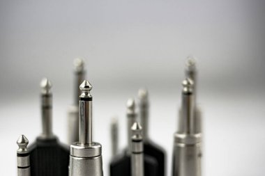 Beyaz arkaplanda ve perspektifte çeşitli ses bağlantıları