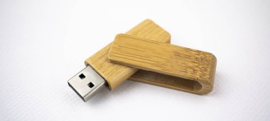 Veri depolama için Usb belleği, beyaz arkaplanda, ahşaptan yapılmış