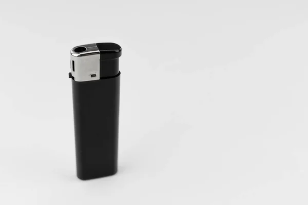 Isqueiro para acender cigarros em primeiro plano, plástico preto e — Fotografia de Stock