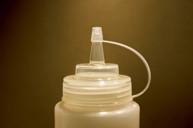 Tabakları sos ve sıvılarla süslemek için mutfak şişesi.