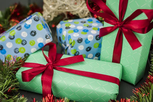 Noel hediyeleri paketlenmiş ambalaj kağıdı ve kırmızı bir fiyonk