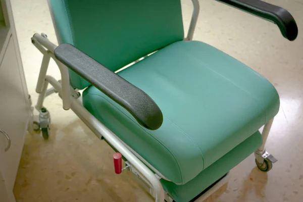 Sjukhusfåtölj cabriolet i en säng belägen på ett sjukhus r — Stockfoto