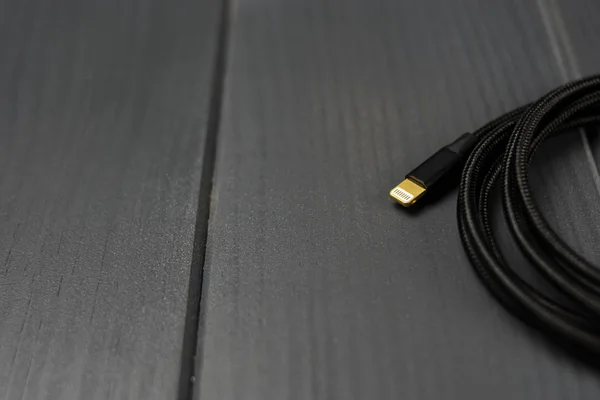 Cable de tela trenzado negro con terminal relámpago para conectividad —  Fotos de Stock