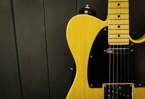 Close-up de guitarra elétrica clássica, pescoço com trastes, microfone — Fotografia de Stock
