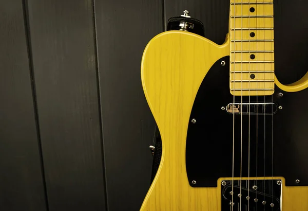 Klasik elektro gitarın yakın çekimi, perdeli boyun, mikrofon.