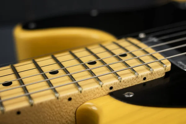 Close-up do mastro e trastes de uma guitarra elétrica clássica, em — Fotografia de Stock