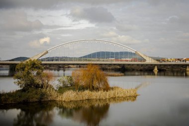 Modernist köprü kente kendi kendine erişim sağlıyor