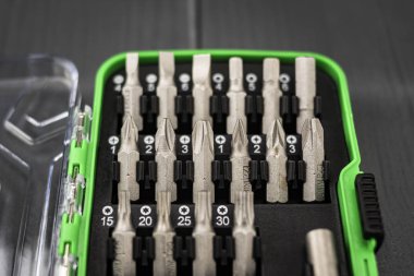 Sabit değiştirilebilir tornavida uçlu araç kutusu