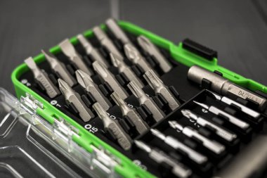 Çok farklı değiştirilebilir tornavida uçlu araç kutusu