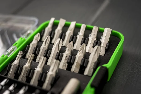 Uma caixa de ferramentas com muitas pontas de chave de fenda intercambiáveis — Fotografia de Stock