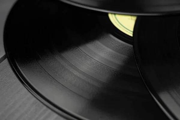 Discos de música de vinilo brillante con pistas diferenciadas — Foto de Stock