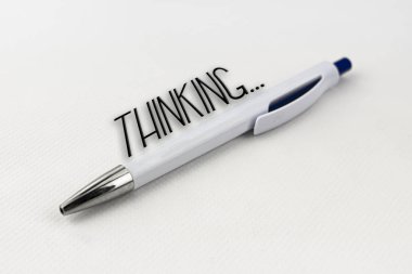 Beyaz arka planda gümüş uçlu beyaz ve mavi kalem