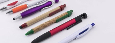 Kalemler farklı üretim tasarımları ve çeşitli renklerle hizalanmış.