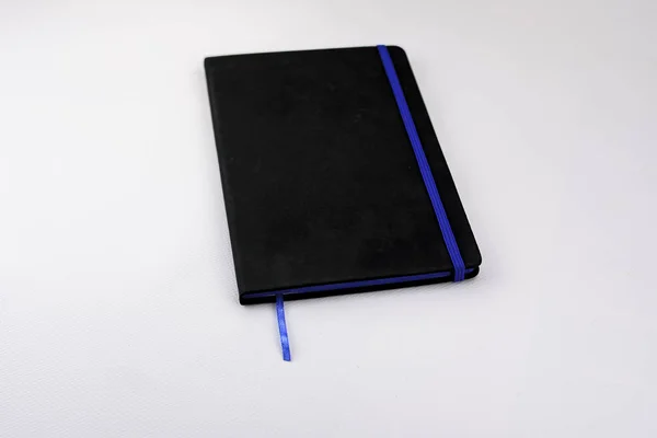 Kapalı Siyah Deri Günlük Mavi Süslemeli Model Ürün Olarak Ayırıcı — Stok fotoğraf