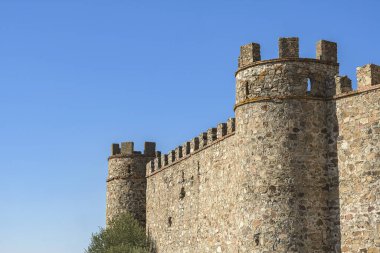 Mavimsi bir arka planda bir ortaçağ şatosunun savaşları ve taretleri