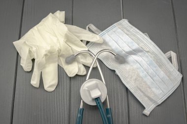 Doktorlar ve hemşireler tarafından virüsleri ve bakterileri tespit etmek için kullanılan koruyucu ekipmanlar.