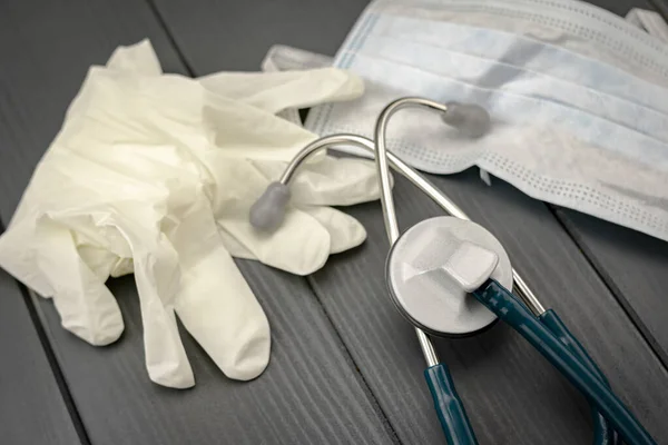 Lateks eldivenler, güvenlik maskesi ve steteskop kendinizi korumak ve virüsler ve bakterilerin neden olduğu hastalıkları tespit etmek için.