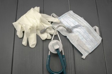 Lateks eldivenler, steteskop ve maske. Koronavirüs, diğer virüsler ve bakterilerle savaşmak için.