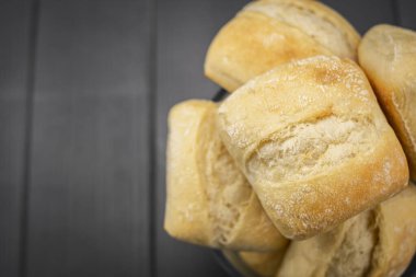 Bir sütundaki taze ekmek, altın ve taze, taze