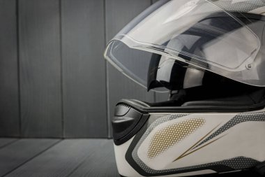 Koruyucu miğfer, anti-sis vizörü, güneşliği ve soğutma bölmeleri var.