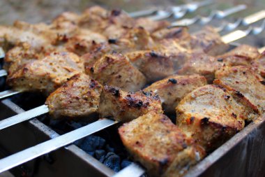 Şiş kebap / şiş kebap hazırlığı. Kapatın.