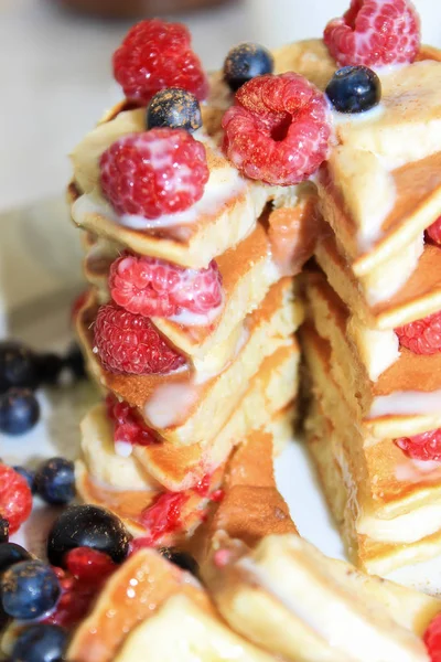 Leckere Bananen Pfannkuchen Mit Frischen Himbeeren Blaubeeren Und Schwarzen Johannisbeeren — Stockfoto