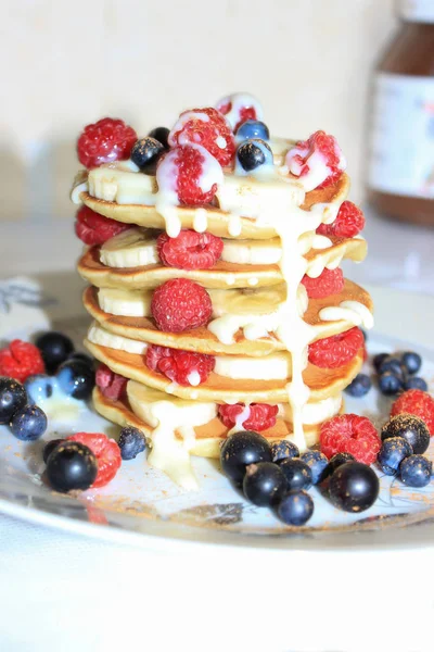 Pancake Pisang Lezat Dengan Raspberry Segar Blueberry Dan Blackcurrant Dengan Stok Foto Bebas Royalti