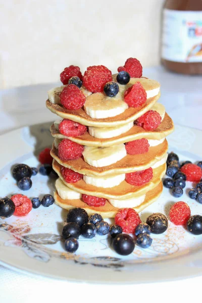 Leckere Bananen Pfannkuchen Mit Frischen Himbeeren Blaubeeren Und Schwarzen Johannisbeeren — Stockfoto