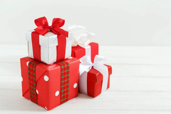 Noel hediye kutuları üzerinde beyaz ahşap masa — Stok fotoğraf