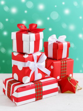 hediye kutusu ahşap masa üzerinde