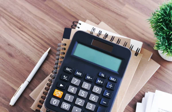 Calculadora com fundo notebook — Fotografia de Stock