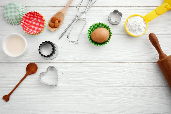 Ingredientes para hornear sobre fondo de madera blanca —  Fotos de Stock