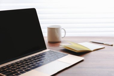 Ofis Masası üstünde laptop