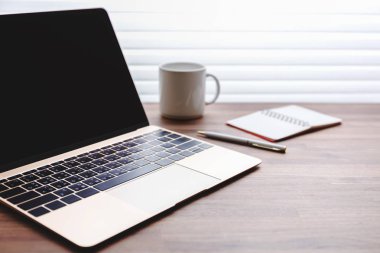 Çalışma Masası üstünde laptop