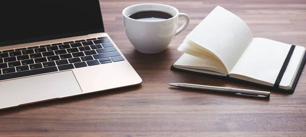 Escritório com laptop e xícara de café — Fotografia de Stock