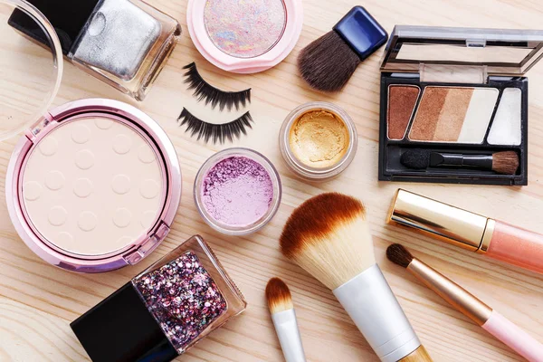 Kosmetik mit Make-up-Produkten und Pinseln — Stockfoto
