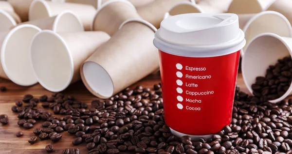 Taza de café de papel rojo con granos de café —  Fotos de Stock