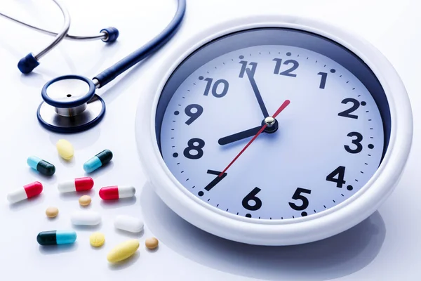 Reloj con medicina —  Fotos de Stock
