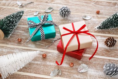 Noel hediye kutusu ile Noel ağacı