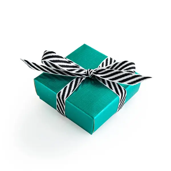 Caja de regalo verde con cinta negra y blanca — Foto de Stock