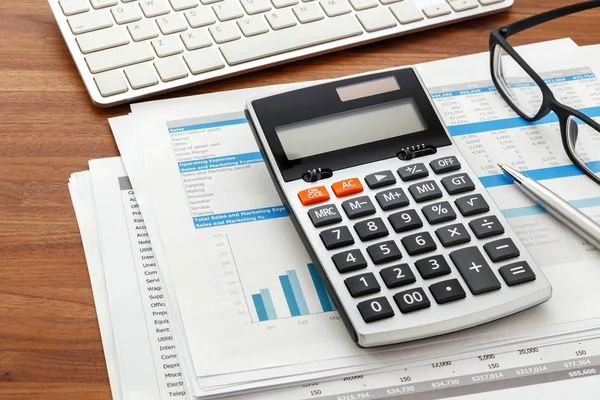 Ahşap masa üzerinde finansal muhasebe