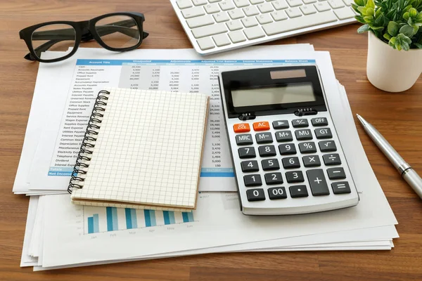 Financial accounting with calculator and notebook — Stock Photo, Image