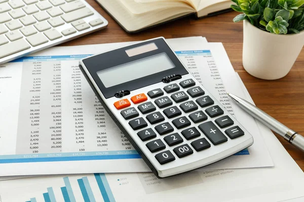 Boekhouding met calculator — Stockfoto