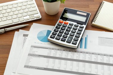 Ahşap masa üzerinde finansal muhasebe