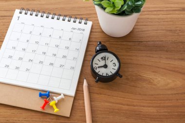 Ahşap arka plan üzerinde saatli takvim
