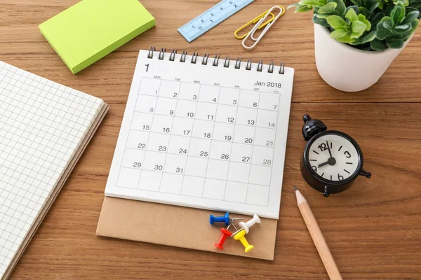 Kalender mit Uhr auf dem Tisch — Stockfoto