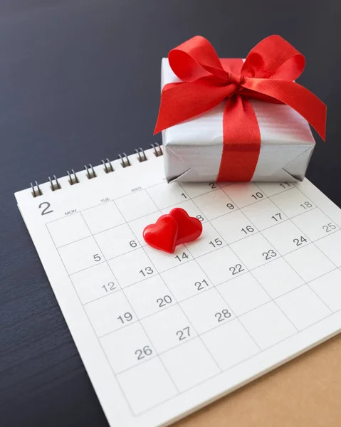 Día de San Valentín con corazones rojos y regalo — Foto de Stock